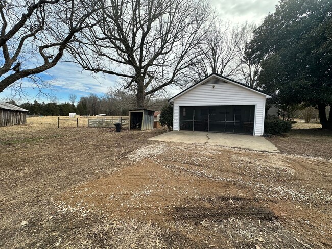 Building Photo - Country Style Living!