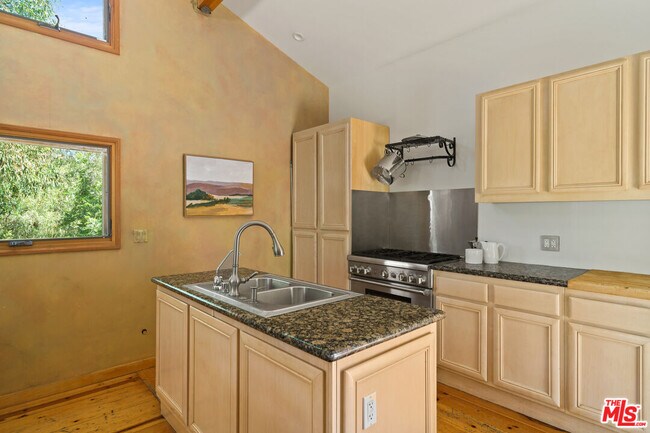 Building Photo - 2026 Topanga Skyline Dr