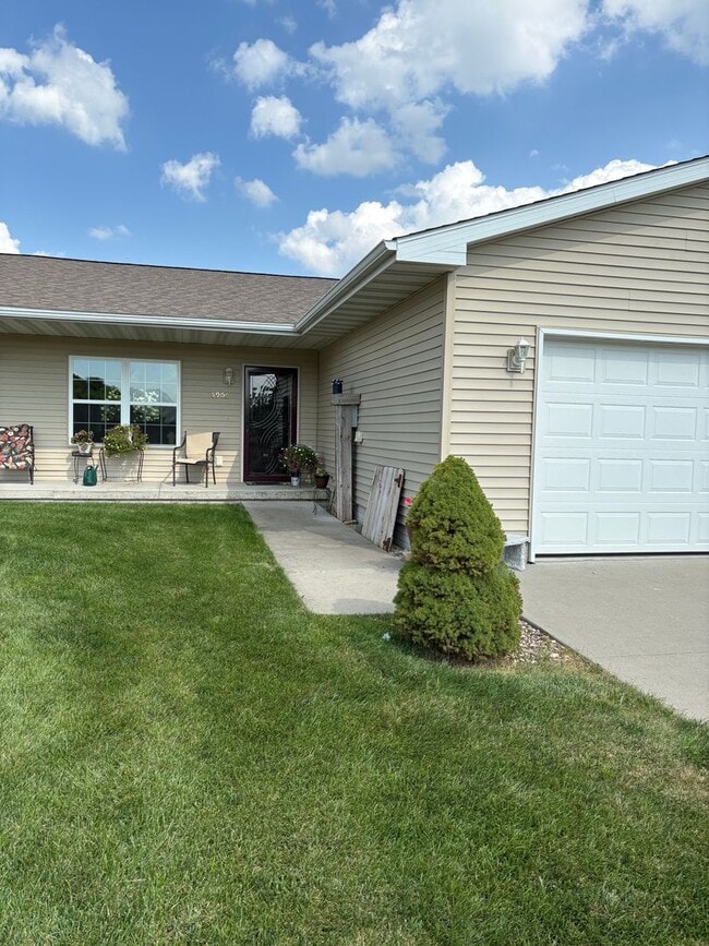 Building Photo - 3 Bedroom 2 Bathroom Duplex
