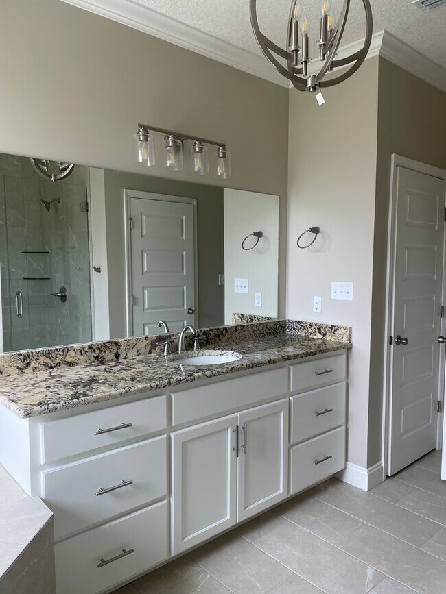 Building Photo - 4 Bedroom/3.5 Bath Home in North Lowndes C...