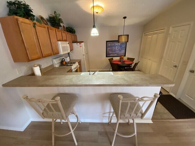 Building Photo - Warm and Inviting ANNUAL or SEASONAL 2 + 2...