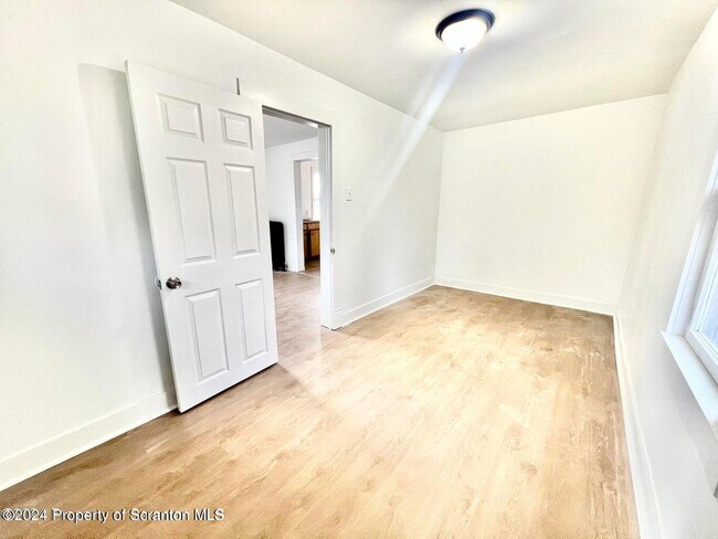 Building Photo - 1005 Luke Ave