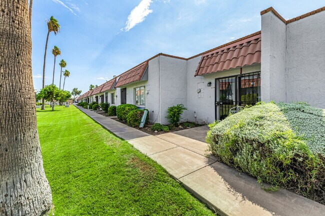 Building Photo - "Charming 1-Bedroom Townhouse in Phoenix –...
