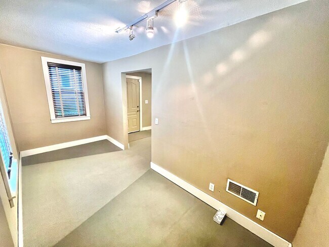 Building Photo - 424/424A, 424B W. Washington Street