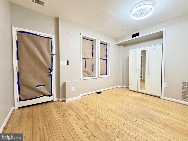 Building Photo - 1004 Girard St NW