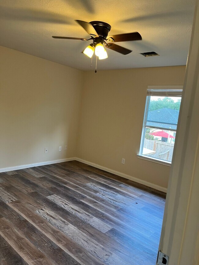 Building Photo - 21650 Falvel Sunset Ct