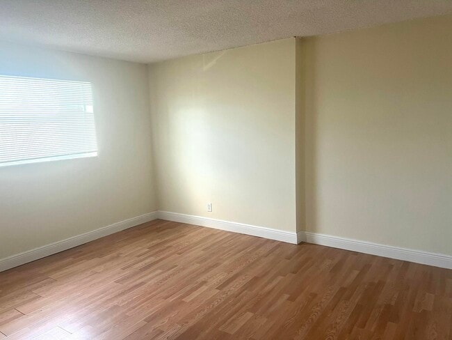 Building Photo - 1100 SE 4th Ave