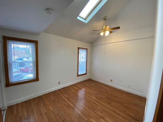 Building Photo - Highland 1557-1559 1557HSLLC