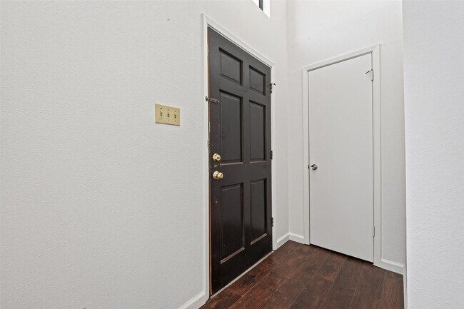 Building Photo - 6401 Deihl Rd