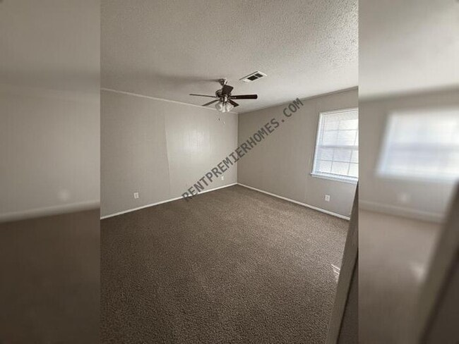 Building Photo - 28 Countrywood St