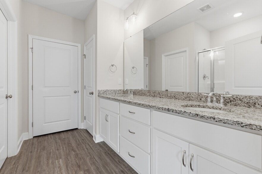 Building Photo - 3237 McClellan Way SE