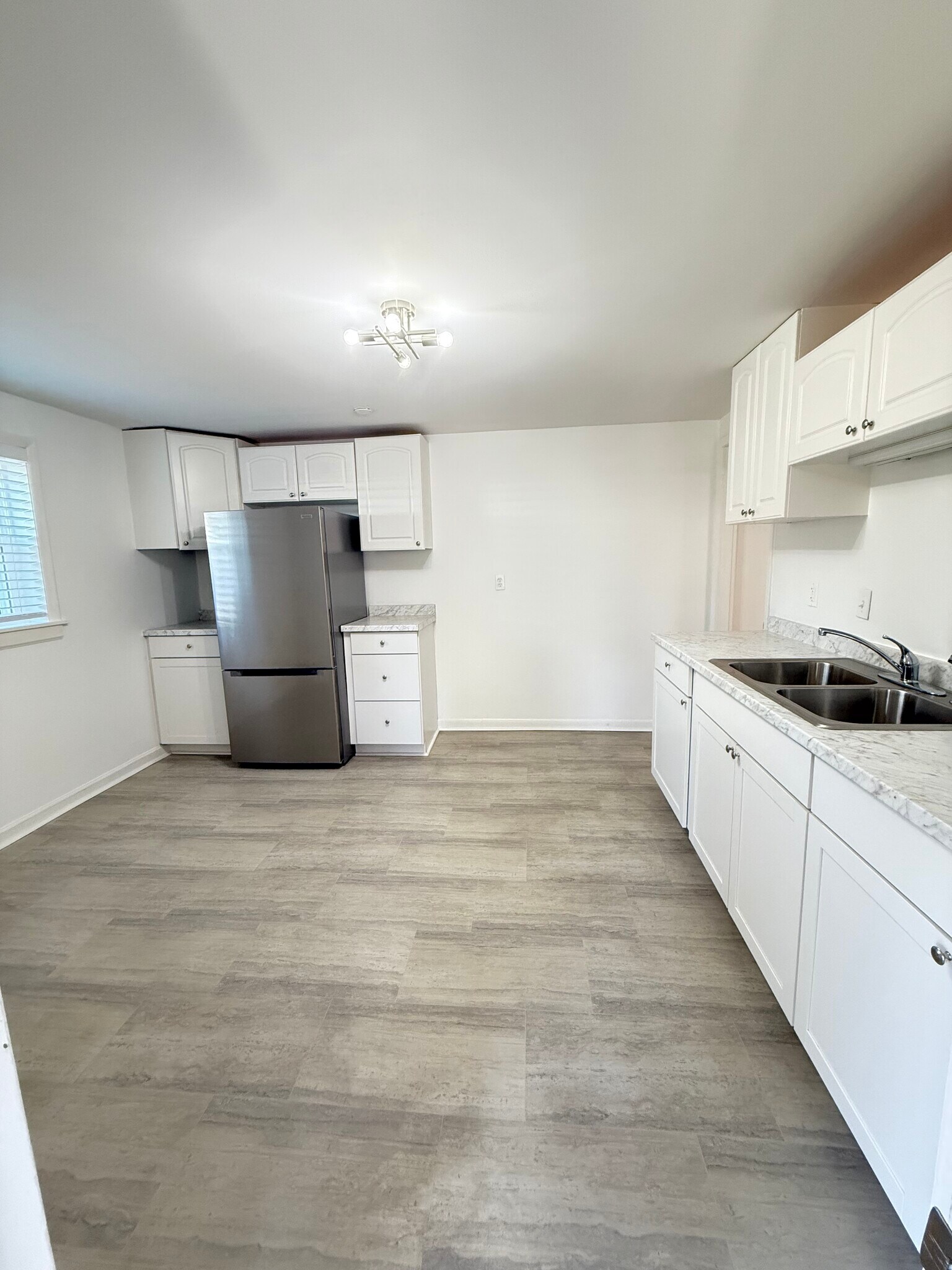 Building Photo - 214 Rosehill Dr