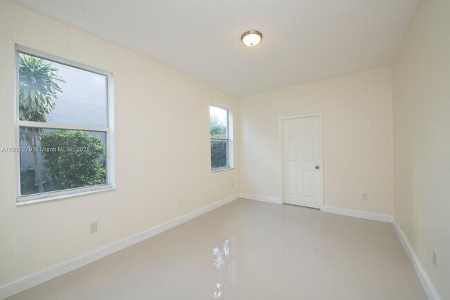 Building Photo - 15711 SW 53rd Ct