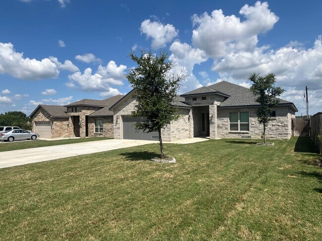 Building Photo - 4815 Viewcrest Rd