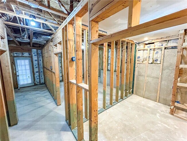 Building Photo - 2027 Oakbluff Way SW