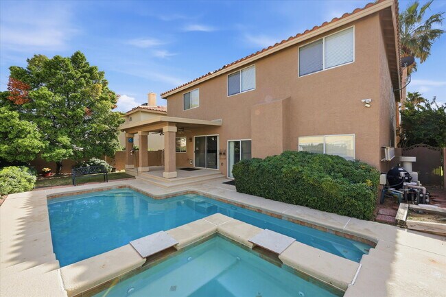 Building Photo - Exquisite 5-bed, 3-bath home w/ spacious 3-car garage offers luxurious living & effortless entert...