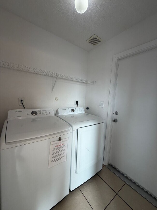 Building Photo - 3 Bedroom Home Available Near Paseo Del Norte Blvd NE & Rainbow Blvd NW!