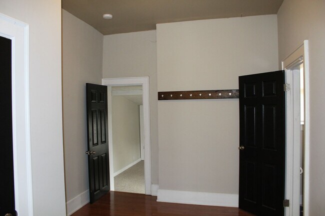 Building Photo - 57 Smith Pl
