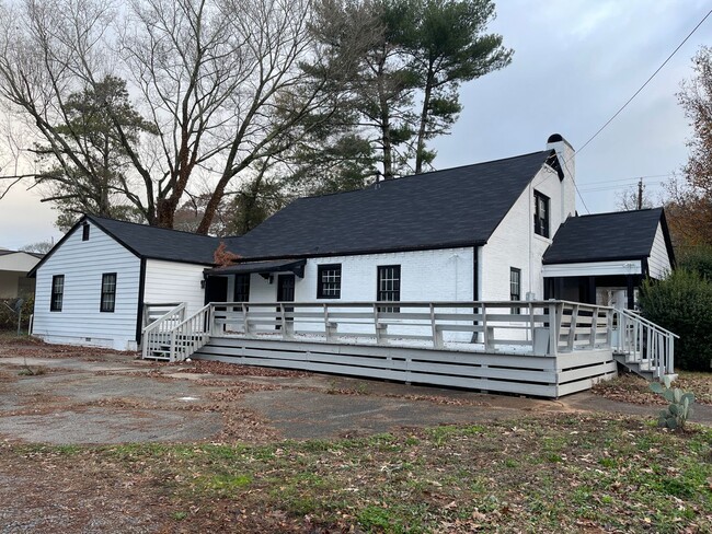 Building Photo - Live on Maple