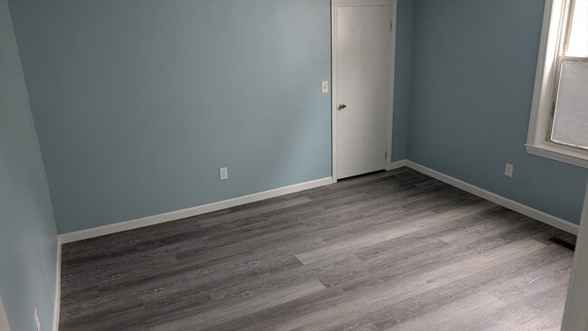 Building Photo - 716 Main St