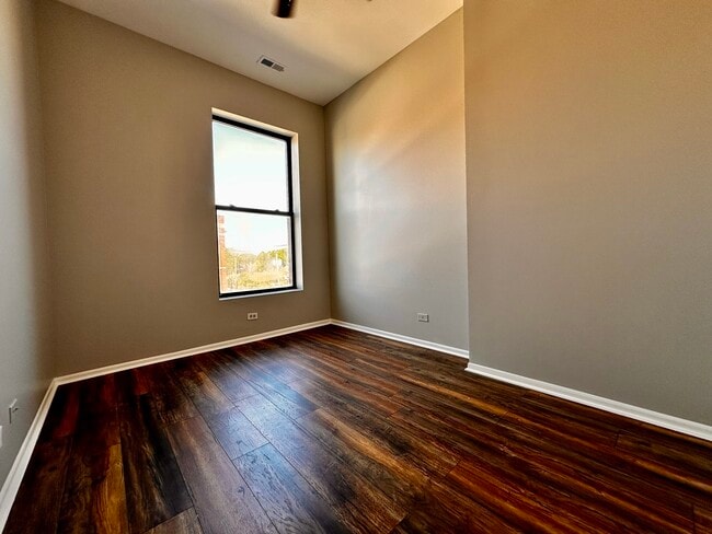 Building Photo - 556 W 37th St