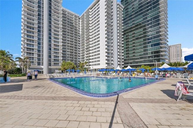 Building Photo - 2030 S Ocean Dr