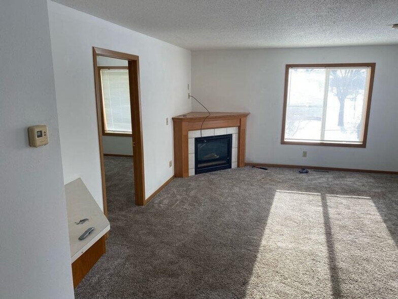 Building Photo - 106 5th Ave S