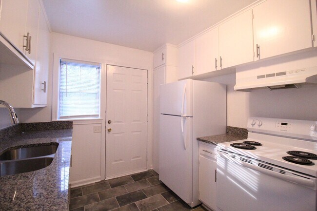 Building Photo - August FREE On This 2 Bedroom 2 Bath Duplex In The Waldo Area