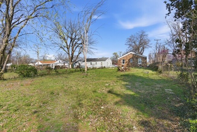 Building Photo - 1440 E Locust St