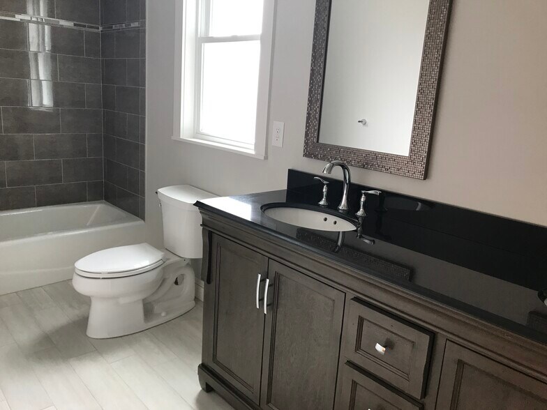 Bathroom 3 (with tub) - 134 Parsons St