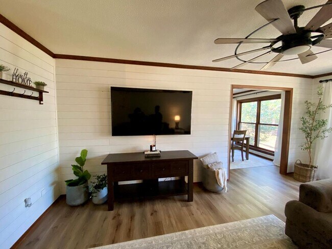 Building Photo - 2112 Westfield Dr