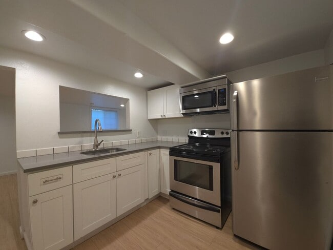 Building Photo - 2bd 1bth Basement Unit