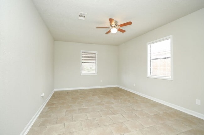 Building Photo - New Year. New Keys! Spacious 4 Bed / 2 Bath in Channelview - Move In Ready