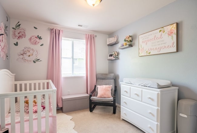 Building Photo - Large 4 Bedroom 2.5 Bathroom Pet Friendly ...