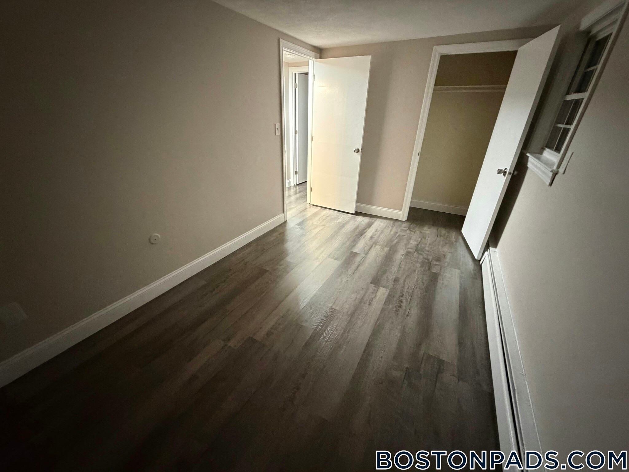 Building Photo - 887 Varnum Ave