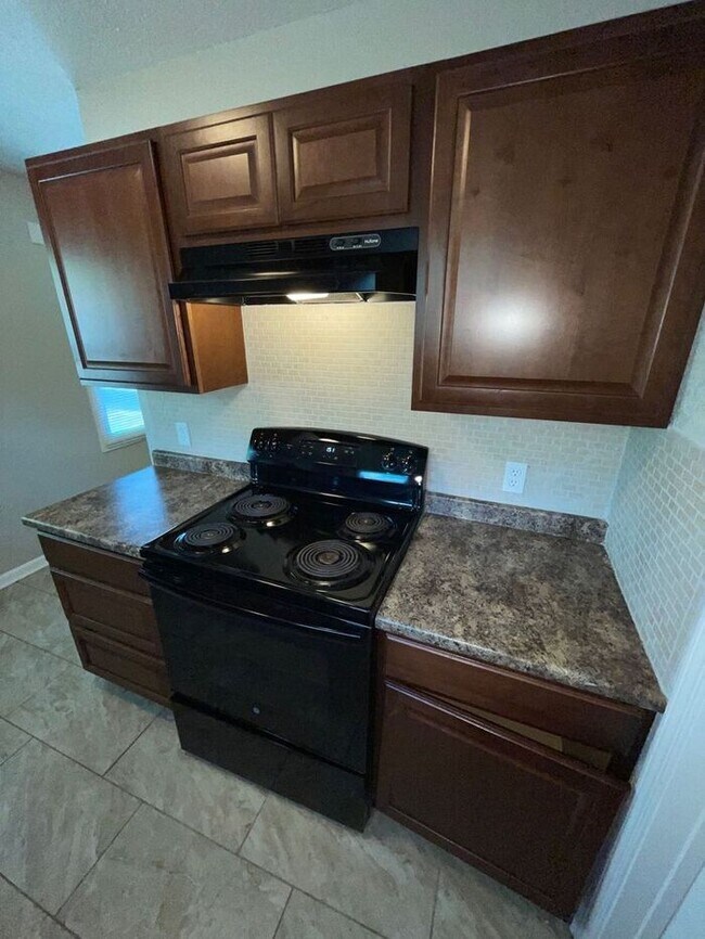 Building Photo - Adorable Updated 1 Bed with 1 Bathroom Rem...