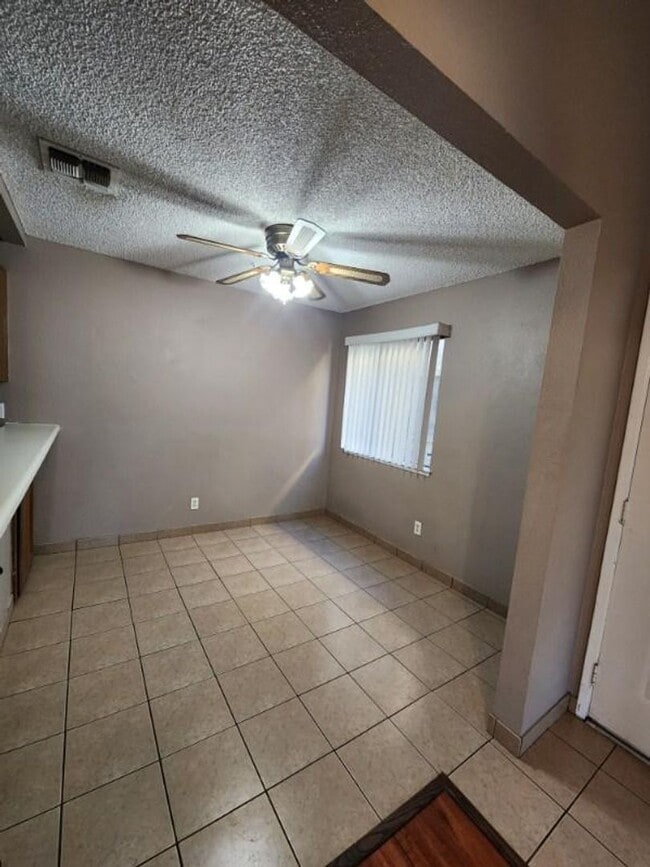 Building Photo - Spacious 2 bedroom 2 bath condo with Laundry Inside!!!
