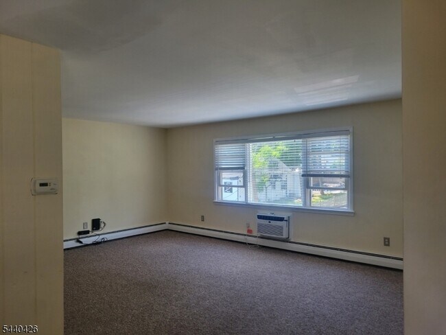 Building Photo - 50 Valley Way