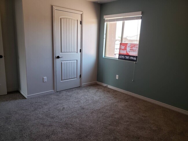 Building Photo - Gorgeous 3 bedroom 2.5 baths with great am...