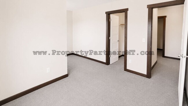 Building Photo - *** Modern *** 3 Bed 2.5 Bath Townhouse