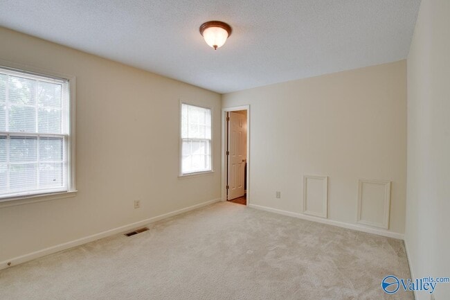 Building Photo - 1008 Heatherwood Dr SE