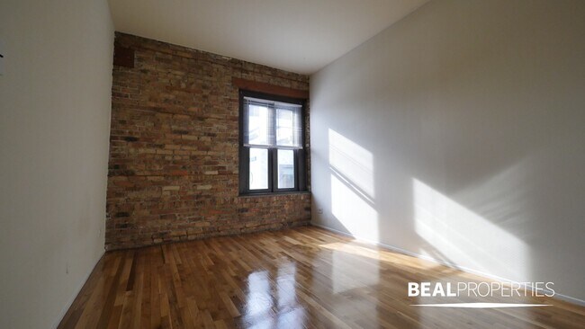Building Photo - 556 W Wellington Ave