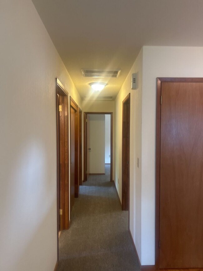 Building Photo - 2149 Woodcrest Ct