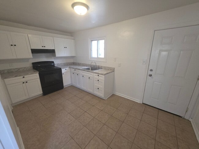 Building Photo - 66 Thorn Ln