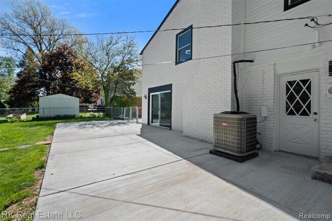 Building Photo - 30728 W 14 Mile Rd