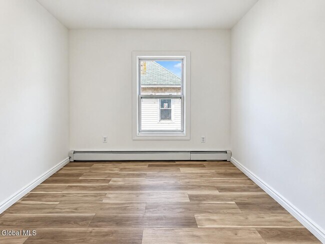 Building Photo - 33 Storrie St