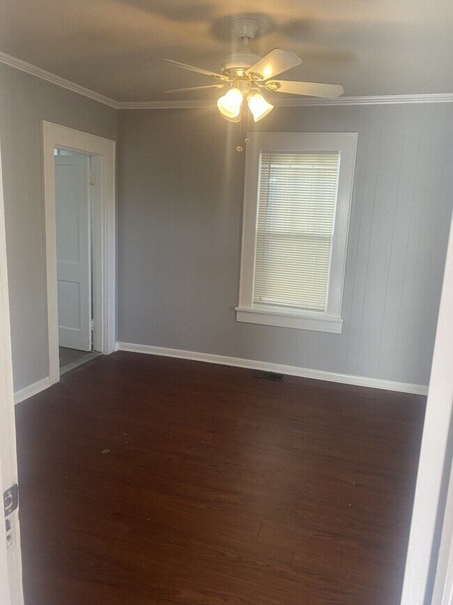 Building Photo - 922 W Cedar St