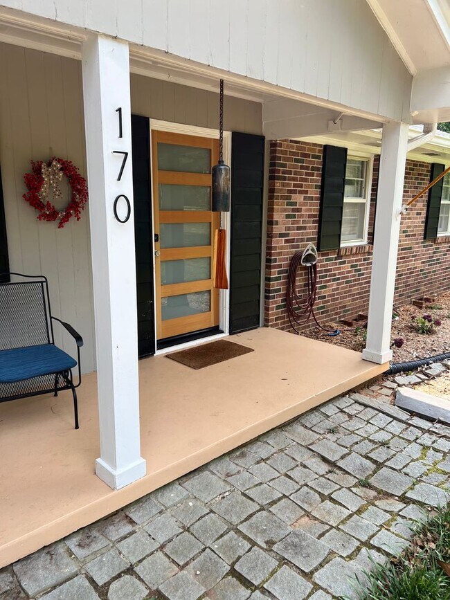 Building Photo - Awesome Green Acres Home!