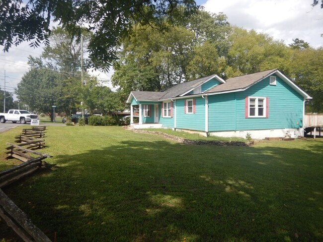 Primary Photo - 3 Bedroom 2 Bath house on level lot. Pet Friendly