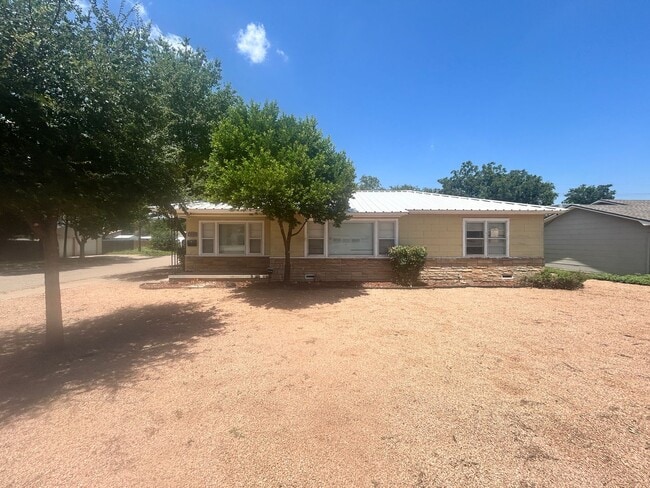 Building Photo - 3 bed 1 bath Pre-Leasing